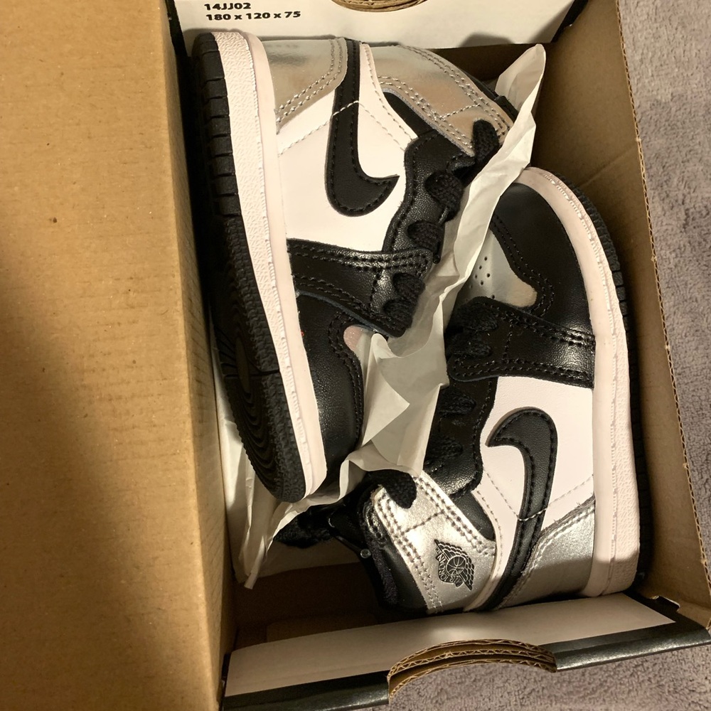 Jordan 1 high  the color is silver, black and white